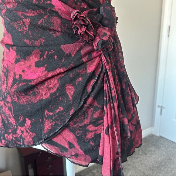 Y2K “Le Chateau” Black and Red Abstract Print Asymmetrical Mesh Top - Picture 3 of 8